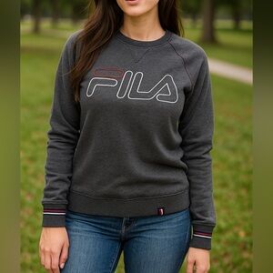 Vintage Y2K 2000s FILA Women’s Grey Logo Crewneck Sweatshirt Size Small